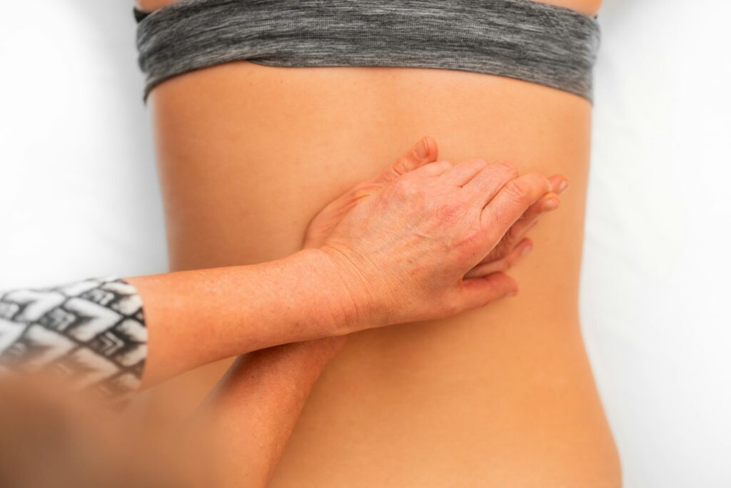donna che riceve un trattamento per scoliosi negli adulti