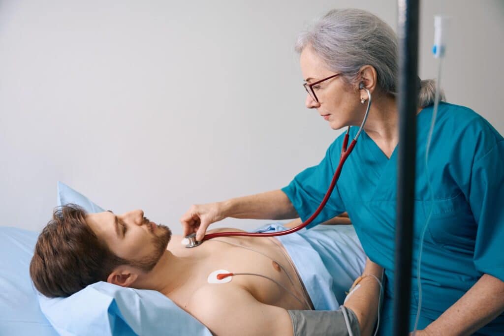 Uomo adulto esegue controlli cardiologi dopo i 40 anni