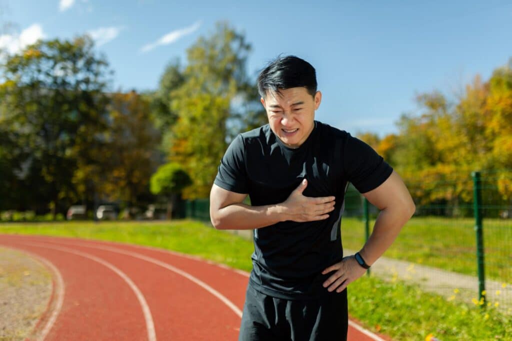 Uomo sente dolore al petto per non aver fatto un controllo al cuore per fare sport